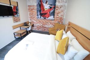 1 dormitorio con cama y pared de ladrillo en Casa Pánuco en Ciudad de México