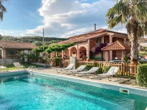 The swimming pool at or close to Villa Fiorita