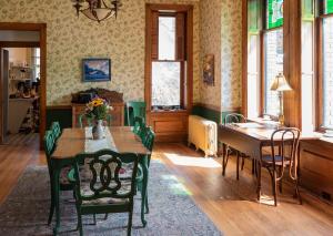 Posezení v ubytování William Henry Miller Inn