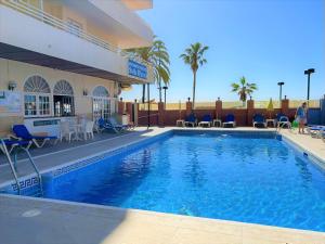 uma piscina em frente a um hotel em Stella Maris Estrella del Mar Ecobeach Fuengirola em Fuengirola