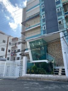 un edificio alto con una escalera delante en Apartamento en Vista Hermosa, Santo Domingo Este, en Cancino
