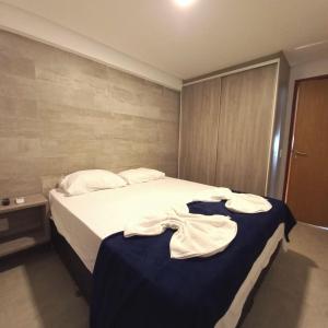 Freitas Residence - Quinta Manuel Rodrigues في ريسيفي: غرفة نوم عليها سرير وفوط