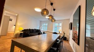 sala de estar con mesa y sofá en Central apartment - RAP 7 en Copenhague