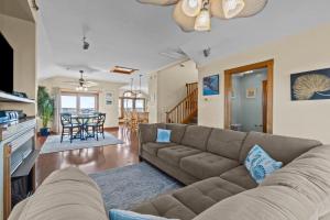 uma sala de estar com um sofá e uma mesa em 5711 - OBX Ta SEA by Resort Realty em Nags Head