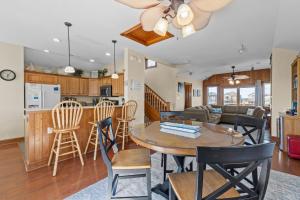 cocina y sala de estar con mesa y sillas en 5711 - OBX Ta SEA by Resort Realty, en Nags Head
