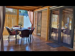zona de comedor con mesa y sillas en la terraza en Mobile home JOY, en Biograd na Moru