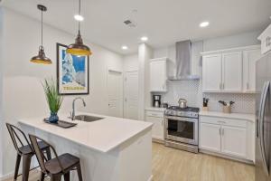 Dapur atau dapur kecil di NEW! Cozy Colorado Living - 8 min from Old Town!