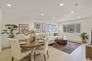 Ruang duduk di NEW! Cozy Colorado Living - 8 min from Old Town! +23 gambar