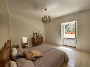 een slaapkamer met een bed en een raam bij App. con terrazza panoramica in centro-Montefalco in Montefalco