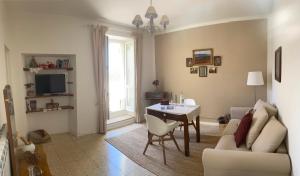 een woonkamer met een bank en een tafel bij App. con terrazza panoramica in centro-Montefalco in Montefalco