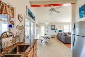 Χώρος καθιστικού στο Oceanfront Gem with Rooftop Deck Steps to Sand