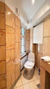 a bathroom with a toilet and a window at Central apartment - RAP 7 in Copenhagen