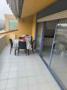 Cette chambre dispose d'un balcon avec une table et des chaises. dans l'établissement Sul Mare con Posto Auto e Terrazzo, à Marcelli