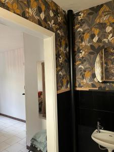 La salle de bains est pourvue d'un lavabo et d'un miroir. dans l'établissement Petit Havre, à Namur