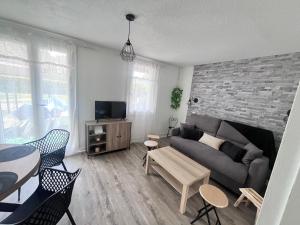 Μια τηλεόραση ή/και κέντρο ψυχαγωγίας στο Bel appartement T2 refait à neuf avec piscine couverte de juin à fin septembre