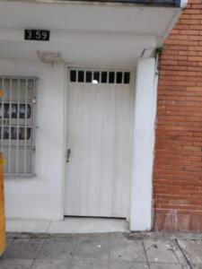 una puerta blanca en el lateral de un edificio de ladrillo en Edificio Tony - Alojamiento Aparta-Hotel en Barrancabermeja