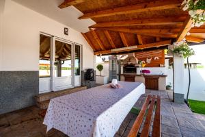 a bedroom with a table and a kitchen at Harmonija na Dunavu in Smederevo