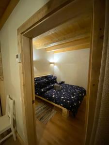 a small room with a bed and a mirror at Granero Colibita in Colibiţa