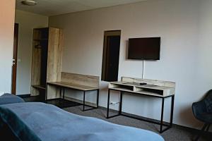 een hotelkamer met een bed en een televisie bij Hotel Hvolsvollur - Central South Iceland in Hvolsvöllur