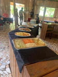 ein Buffet mit vielen verschiedenen Arten von Speisen auf in der Unterkunft Sita Joyeh Baobab Island Hotel in Kuloro