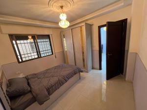 - une chambre avec un lit et un lustre dans l'établissement Comfortable stay, à Amman