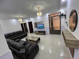 - un salon avec un canapé et une télévision dans l'établissement Comfortable stay, à Amman