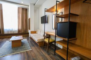 uma sala de estar com uma grande televisão de ecrã plano em Hotel Republika Berat em Berati
