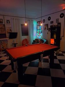 - un billard rouge dans le salon dans l'établissement Casa para relaxar, estilosa e privativa, à Nazaré Paulista