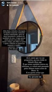 - un miroir dans une salle de bains avec un panneau à côté dans l'établissement Casa para relaxar, estilosa e privativa, à Nazaré Paulista