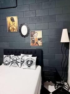 - une chambre dotée d'un mur bleu avec un lit et une horloge dans l'établissement Casa para relaxar, estilosa e privativa, à Nazaré Paulista