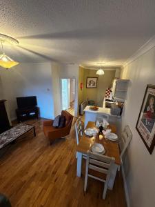 een keuken en een woonkamer met een tafel en stoelen bij 29 Cill Ard Bohermore Galway City in Galway