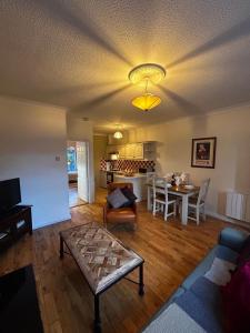 een woonkamer met een bank en een tafel bij 29 Cill Ard Bohermore Galway City in Galway