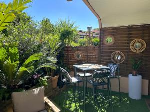 un tavolo e sedie su un patio con piante di Le Bailli Saint Tropez a Saint-Tropez