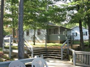 una casa con porche y escaleras a una casa en Bristol Cottage- Coachlite Resort in Minocqua, en Minocqua