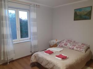 - une chambre avec un lit et 2 serviettes dans l'établissement Dom Wypoczynkowy, à Gawliki Wielkie