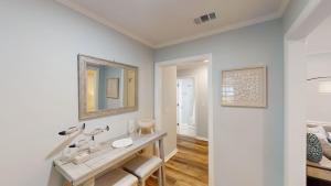 uma casa de banho com um lavatório e um espelho em A LIFELONG DREAM home em Jekyll Island