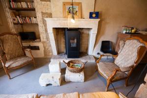 uma sala de estar com cadeiras e uma lareira em Domaine De Chantemerle B'nB em Marsac