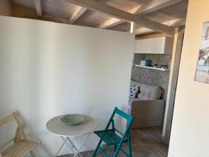 a room with a table and two chairs and a table at La maison du bonheur in Fontane Bianche