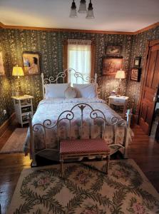 BellaireにあるApplesauce Inn Bed & Breakfastの壁紙のベッドルーム1室(ベッド1台付)