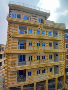 un edificio amarillo con balcones en un lateral en Dastak Hotel, en Islamabad