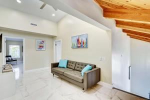 uma sala de estar com um sofá e um tecto de madeira em Luxury 5BR & 3BA Villa Walk to Hollywood Beach em Hollywood