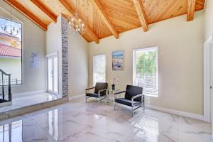 ein Wohnzimmer mit zwei Stühlen und einem Tisch in der Unterkunft Luxury 5BR & 3BA Villa Walk to Hollywood Beach in Hollywood