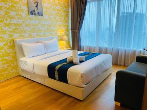 um quarto com uma cama grande e uma janela em Vortex Suites KLCC By MA Tajri em Kuala Lumpur