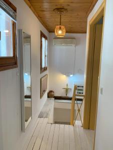 - un couloir d'une maison avec une table et une fenêtre dans l'établissement Pirinas Meteora, à Kalambaka