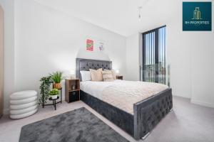 Llit o llits en una habitació de Stylish 2 Bedroom Apartment