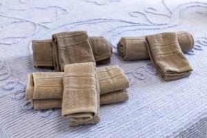 um grupo de quatro toalhas castanhas numa mesa em L'ulivo di Alice em Marsala