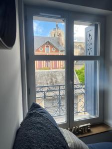 una camera da letto con finestra affacciata su un balcone di Séjour de charme au marais bleu a Amboise