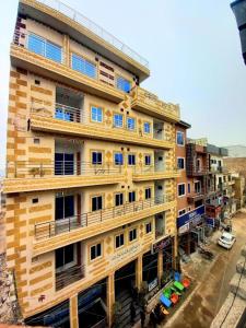 un edificio alto con balcones a un lado. en Dastak Hotel, en Islamabad