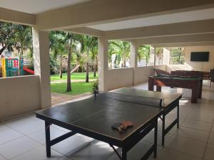 a ping pong table in a living room with a pool table at Pousada Porto das Dunas in Aquiraz