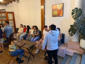 un grupo de personas sentadas en una habitación en Hotel Dulce Luna, en San Cristóbal de Las Casas